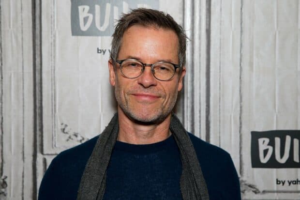 Guy Pearce wallpapers showing a smiling man with glasses and a scarf, 2K Desktop Wallpaper