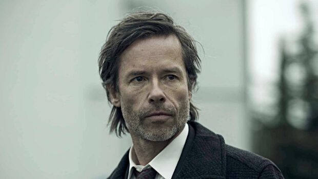 Guy Pearce appears thoughtful in a close up portrait with a blurred background, HD Desktop Wallpaper