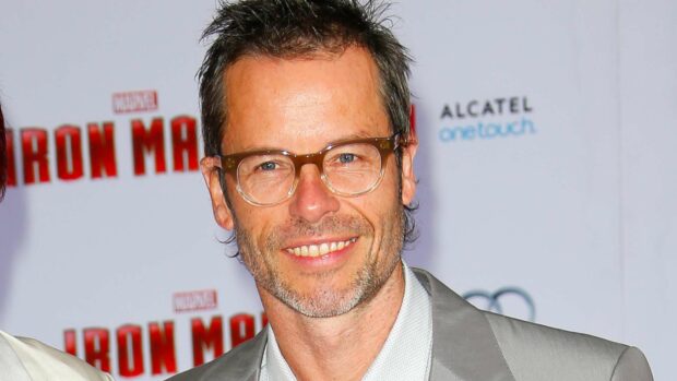 Guy Pearce is wearing glasses and a grey suit at the Iron Man event, HD Desktop Wallpaper