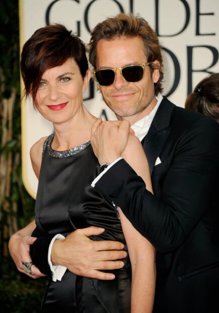 Guy Pearce with a woman posing closely at an award ceremony, 2K Mobile Wallpaper