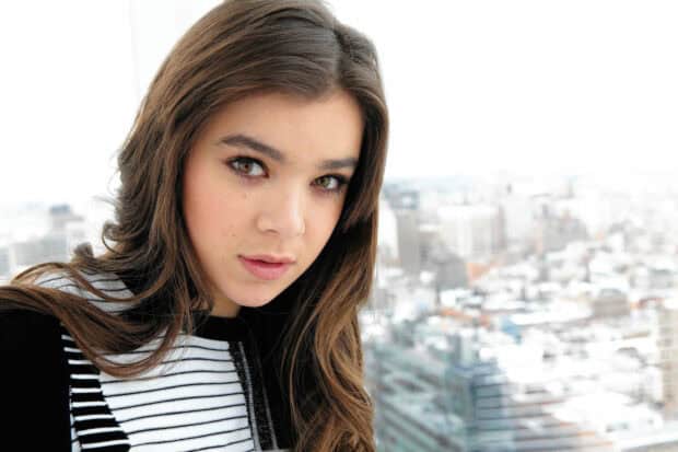 Hailee Steinfeld looks directly at the camera with a city background, HD Desktop Wallpaper