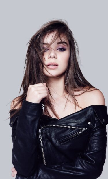 Hailee Steinfeld wears a black leather jacket with tousled hair, HD Phone Wallpaper