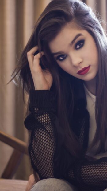 Hailee Steinfeld wears dark makeup with a thoughtful expression, 2K Phone Wallpaper