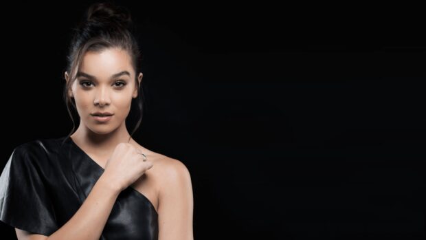 Hailee Steinfeld poses confidently against a dark background, 4K Desktop Wallpaper