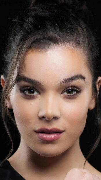 Hailee Steinfeld shows a calm expression with natural makeup in this close up, HD Phone Wallpaper