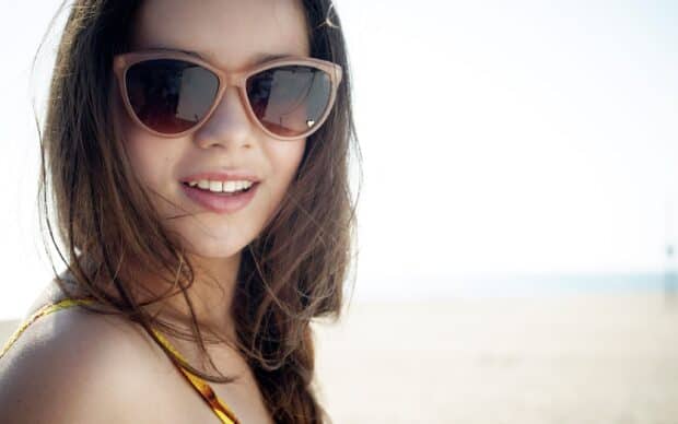 Hailee Steinfeld smiles wearing sunglasses at the beach, 2K Desktop Wallpaper