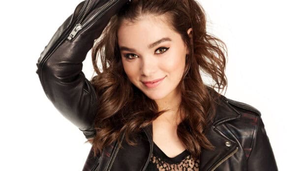 Hailee Steinfeld smiles warmly while wearing a black leather jacket, 2K Desktop Wallpaper