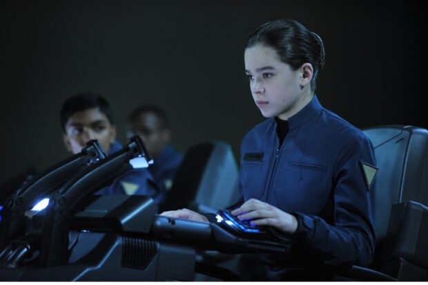 Hailee Steinfeld is focused on operating a high tech console in a dark room, 2K Desktop Wallpaper
