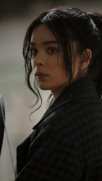 Hailee Steinfeld wallpapers showing her serious and focused expression, 4K Phone Wallpaper
