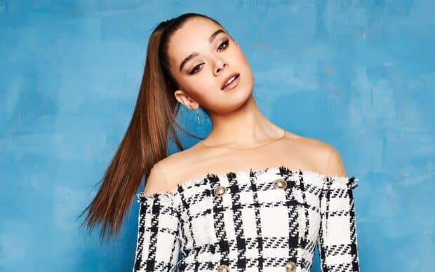 Hailee Steinfeld poses wearing a checkered outfit with a blue background, 2K Desktop Wallpaper