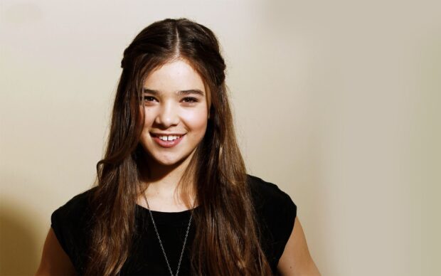 Hailee Steinfeld smiles wearing a black top with her long hair down, HD Desktop Wallpaper