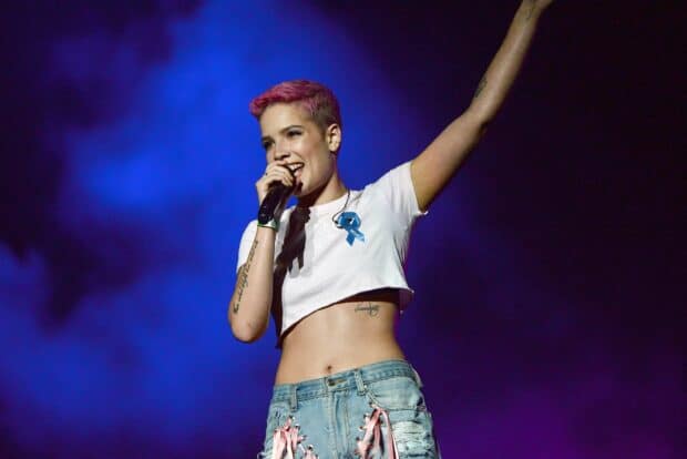 Halsey passionately sings into the microphone during a concert, 2K Desktop Wallpaper