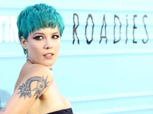 Halsey poses with teal hair and a floral tattoo on her shoulder, HD Desktop Wallpaper