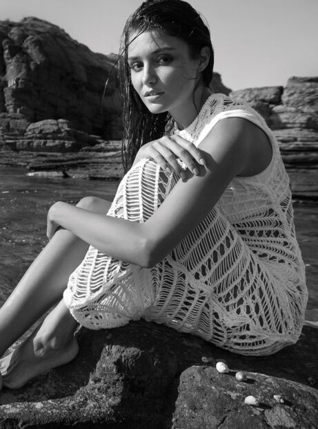Hande Ercel wallpapers show her relaxed and thoughtful pose by the water, HD Mobile Wallpaper