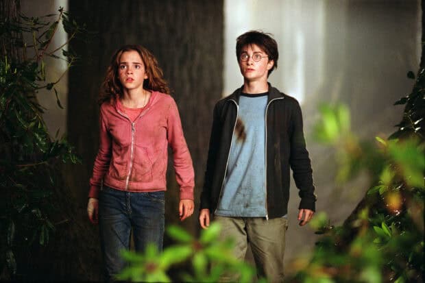 Harry and Hermione look cautiously into the distance during a night in The Prisoner Of Azkaban, 2K Desktop Wallpaper