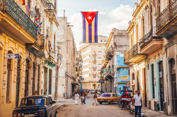 The Havana Cuba scene shows classic cars and colorful buildings, HD Desktop Wallpaper