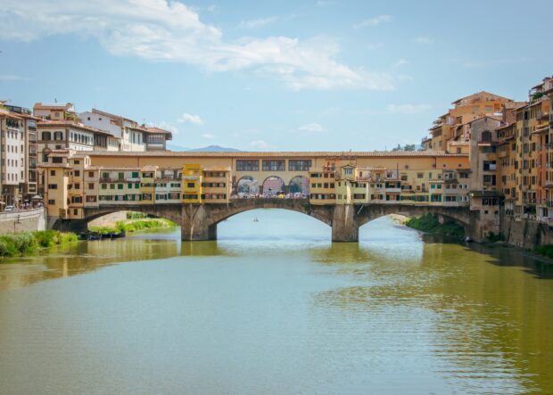 The Ponte Vecchio bridge spans the Arno river with historic buildings on both sides, Ponte Vecchio PC Wallpaper