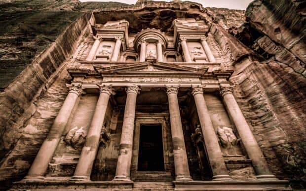 The ancient monument of Petra Jordan shows intricate carved columns and stonework, 2K Desktop Wallpaper
