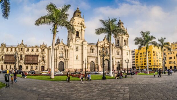 People enjoying the park near historical buildings in Peru, HD Desktop Wallpaper