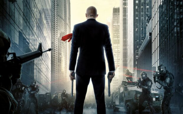 A hitman stands holding two pistols facing armed soldiers in a city, 2K Desktop Wallpaper