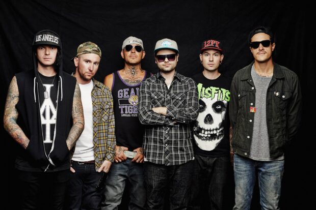 The Hollywood Undead band members stand together in casual clothes with a black background, 2K Desktop Wallpaper