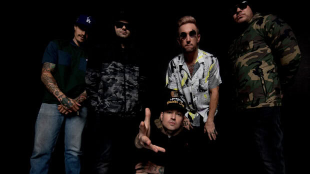 The Hollywood Undead band is grouped in dark clothing with tattoos and sunglasses, HD Desktop Wallpaper