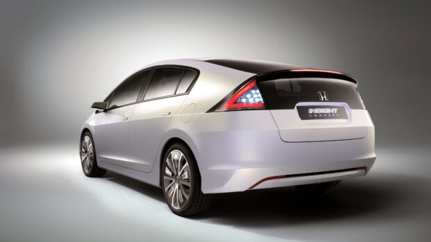 A silver Honda Insight car is shown from the rear side with modern tail lights, 4K Desktop Wallpaper