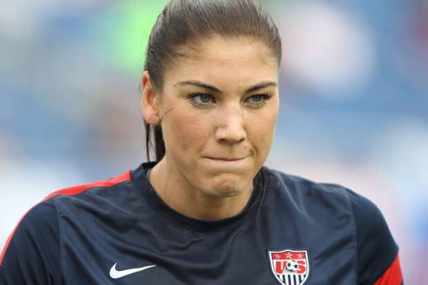 Hope Solo focused before a soccer game wearing USA jersey, 2K Desktop Wallpaper