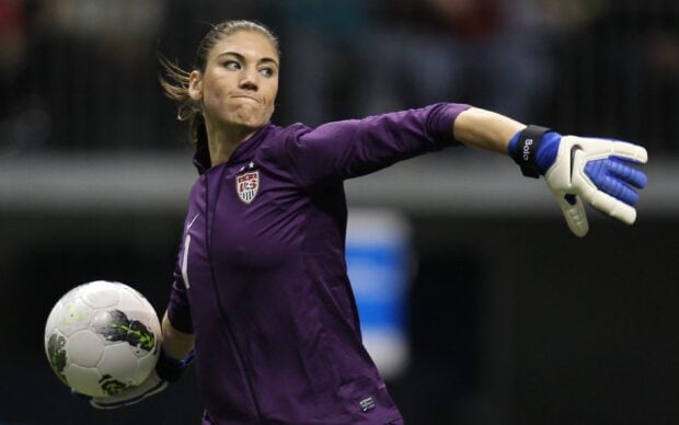 Hope Solo is focused and ready to throw the ball, 2K Desktop Wallpaper