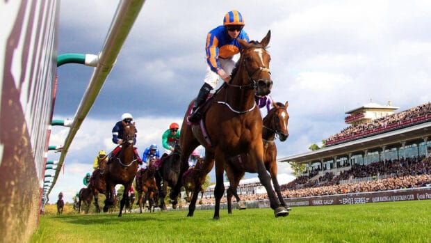 Jockeys riding horses in a close horse racing competition with a large crowd, 2K Desktop Wallpaper