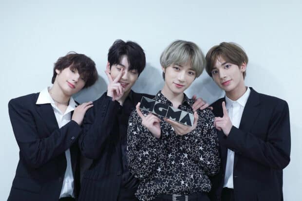 Huening Kai is holding an MGMA trophy with three friends smiling, HD Desktop Wallpaper