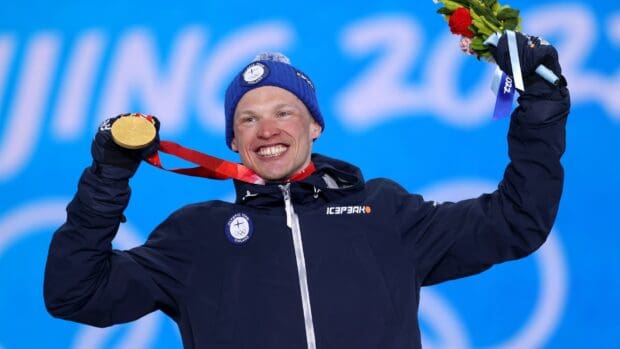 Iivo Niskanen is holding a gold medal and smiling at the event, HD Desktop Wallpaper