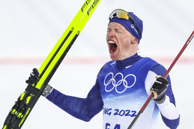 Iivo Niskanen celebrates his victory with skis held high, HD Desktop Wallpaper