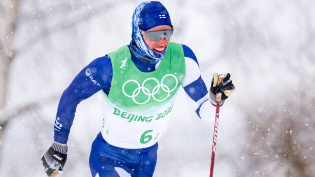 Iivo Niskanen competes in a cross country skiing event with snow falling around him, 2K Desktop Wallpaper