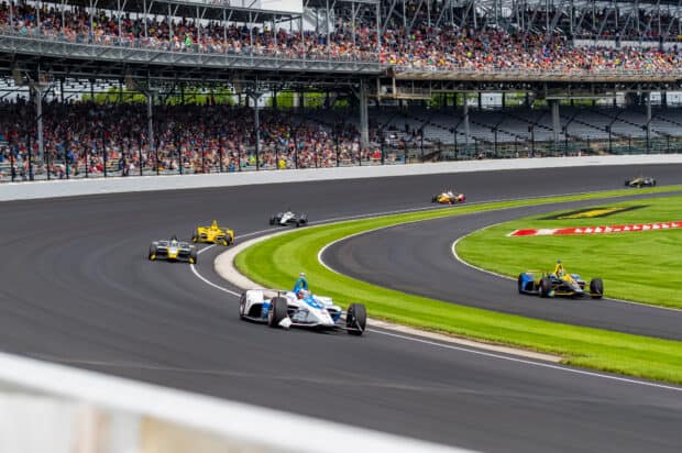 Race cars compete in Indianapolis Motor Speedway, HD Desktop Wallpaper