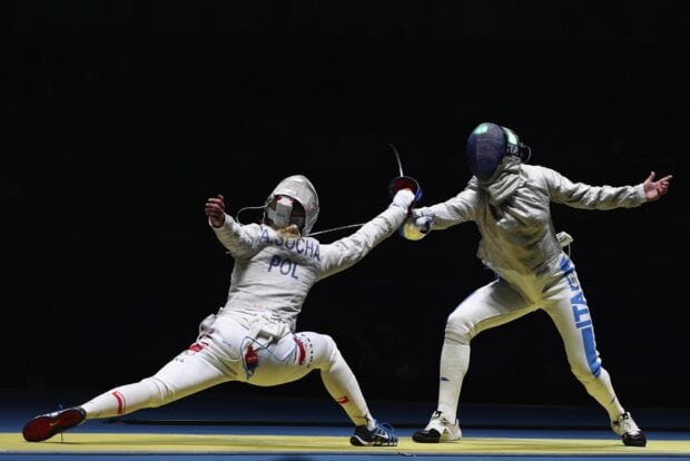 Two athletes engaged in a fencing duel with precise sword strikes, HD Desktop Wallpaper