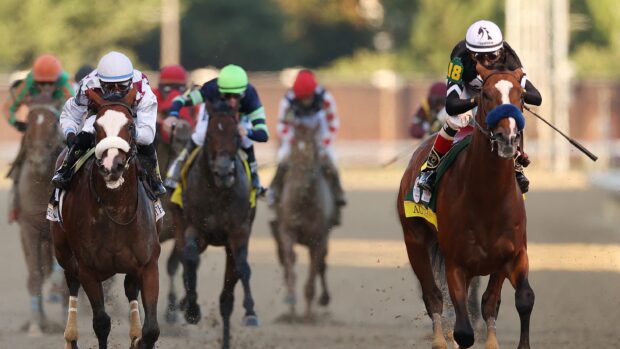 Jockeys ride horses fiercely in a close horse racing competition, 2K Desktop Wallpaper