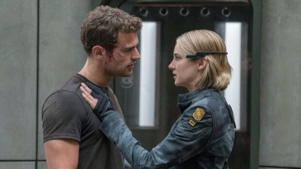 A woman in tactical gear consoles a man with facial injuries in an Allegiant Wallpapers scene, 4K PC Wallpaper