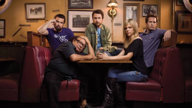 The Its Always Sunny In Philadelphia tv series cast sits together in a casual bar setting, HD Desktop Wallpaper