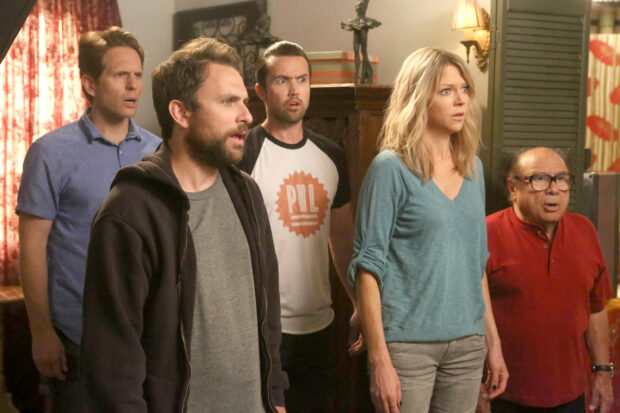 The main cast of Its Always Sunny In Philadelphia tv series shows surprised expressions, 2K Desktop Wallpaper