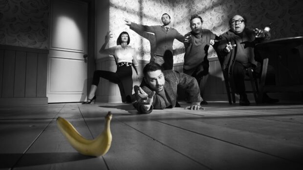 Characters from Its Always Sunny In Philadelphia TV series reaching toward a banana on the floor, HD Desktop Wallpaper