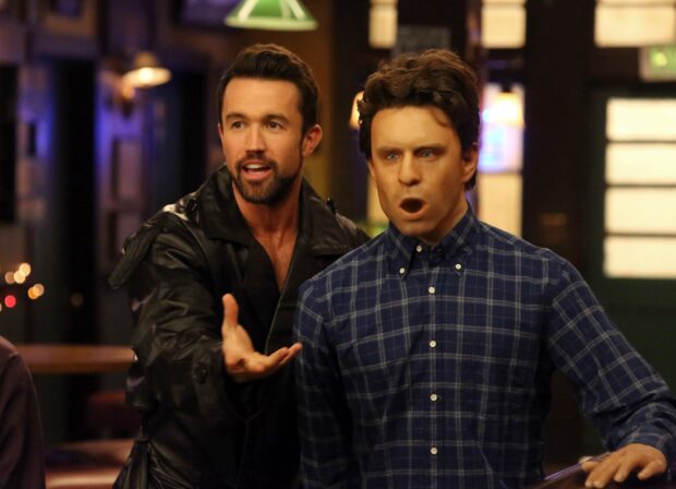 Two characters from Its Always Sunny in Philadelphia TV series in a bar, 2K Desktop Wallpaper