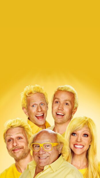 The main cast of Its Always Sunny in Philadelphia is shown smiling with bright yellow hair, 2K Phone Wallpaper