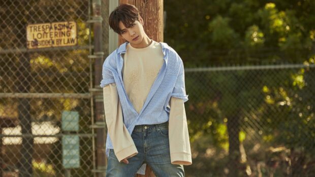 Jackson Wang wears layered clothes standing by a pole outdoors, HD Desktop Wallpaper