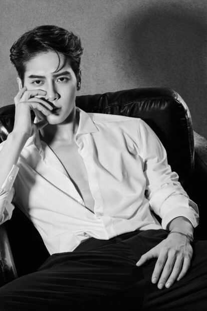 A black and white portrait of Jackson Wang sitting on a chair with a thoughtful expression, HD Phone Wallpaper