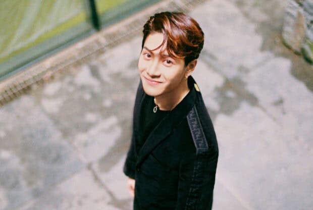 Jackson Wang smiles warmly looking up at the camera, HD Desktop Wallpaper