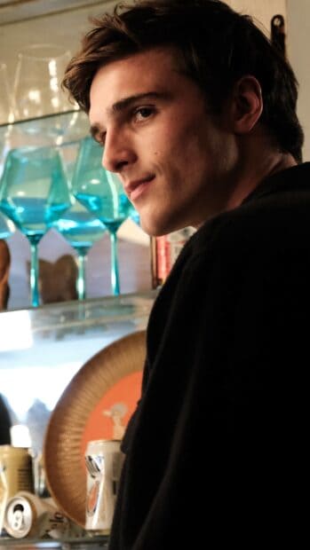 Jacob Elordi wallpapers showing a close up side view of his face indoors, 2K Mobile Wallpaper