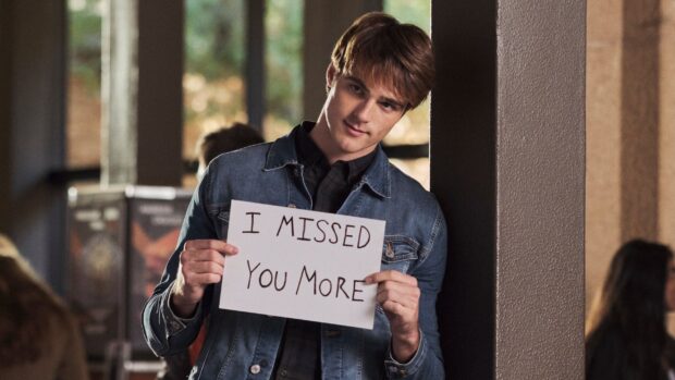 Jacob Elordi is holding a sign that says I missed you more in an indoor setting, 2K Desktop Wallpaper