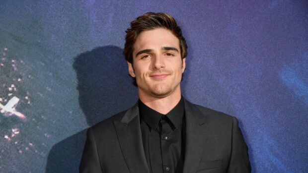 Jacob Elordi is wearing a black suit and smiling at the event, 2K Desktop Wallpaper