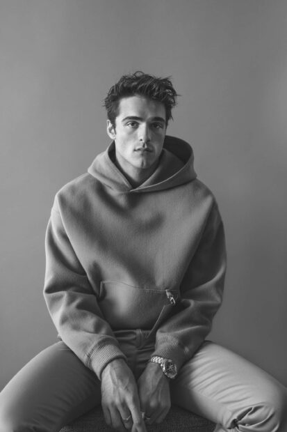 Jacob Elordi is wearing a hoodie and sitting in a relaxed pose, 2K Mobile Wallpaper